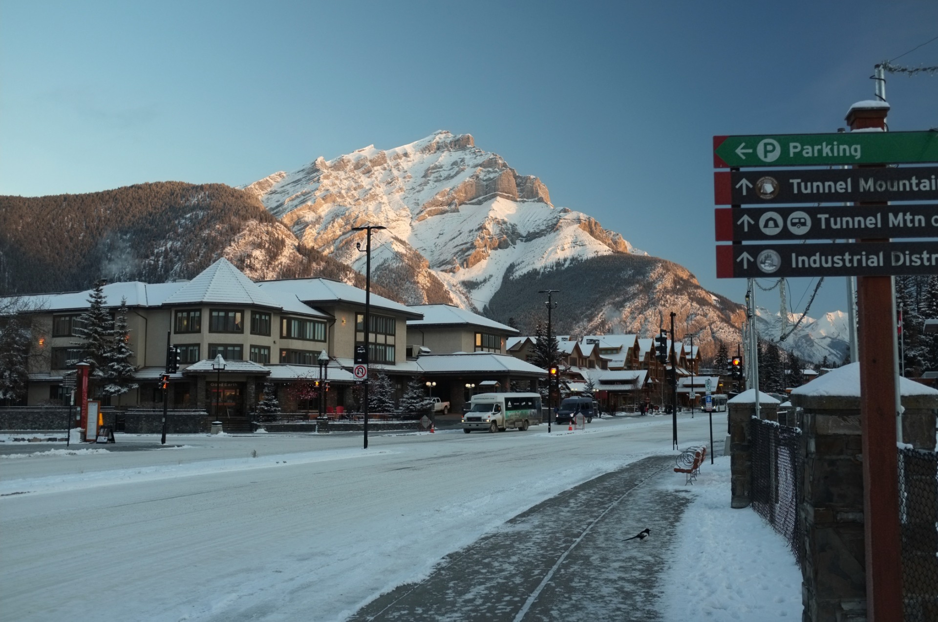 Novembrové ráno v horskom mestečku Banff